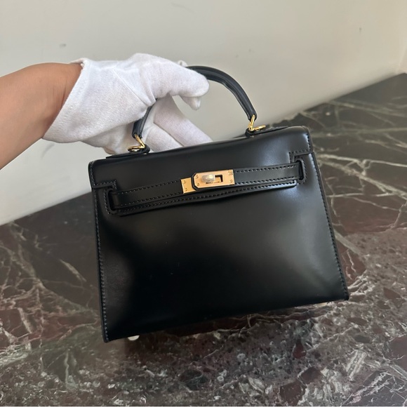 Classic Leather Hangbag Gold Lock - Picture 8 of 12